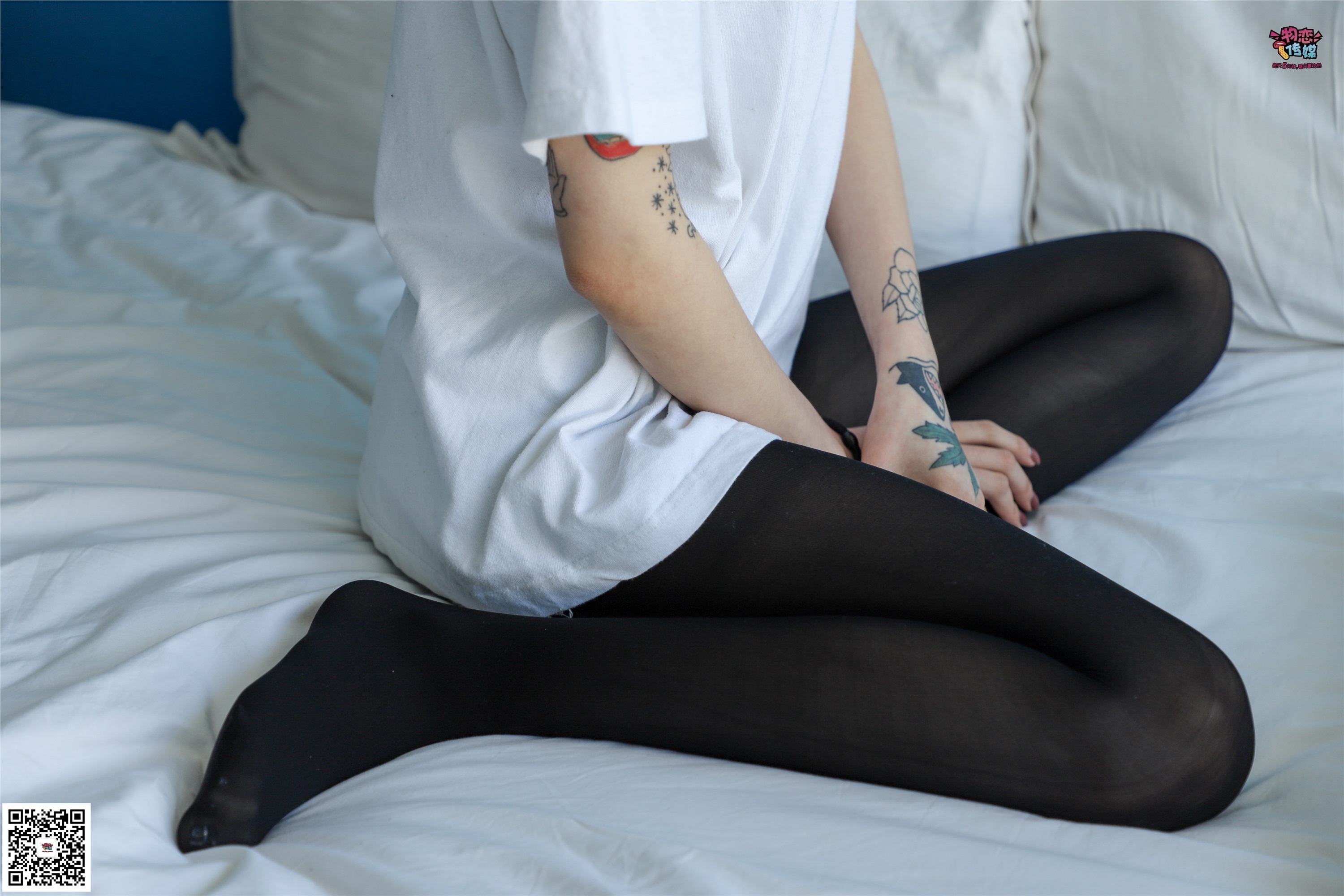 物恋传媒 No.002 酷酷的18岁黑丝少女，黑丝与白长筒袜的碰撞